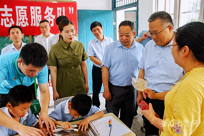 37000cm威尼斯官网调研大学生暑期“三下乡”社会实践校地合作情况并看望慰问师生团队1_副本.png